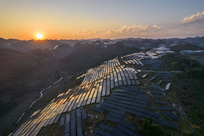 2023年12月14日拍攝的貴州省黔西市定新鄉石漠化荒山上建起的農業光伏電站（無人機照片）。