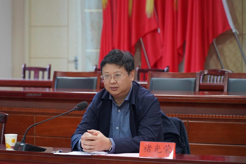 貴州民族大學黨委書記褚光榮講話。