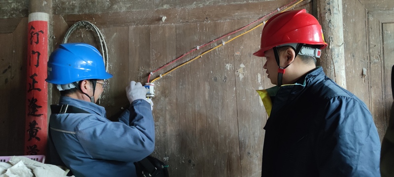 工作人員幫農戶重裝錯誤安裝的開關。（陳敏 攝）.jpg