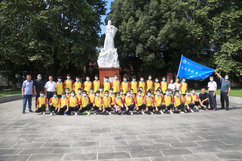 金沙縣中等職業學校釀酒工藝與技術專業學生到貴州金沙窖酒酒業有限公司參加崗位實習。