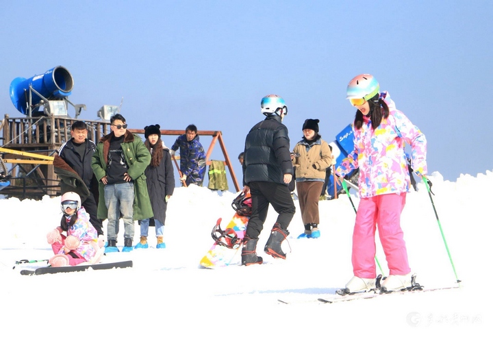游客腳踏雪板、馳騁雪道。