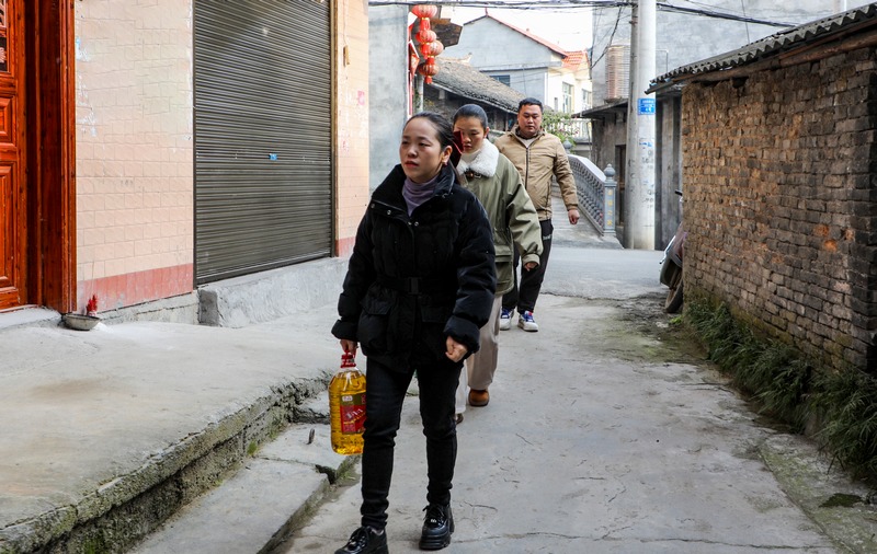 看望慰問途中。