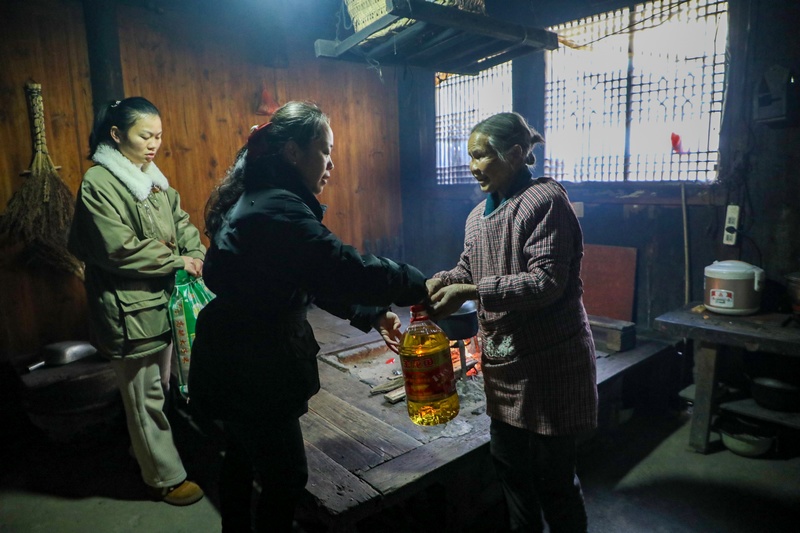 為歐陽梅連（右）送去生活用品。