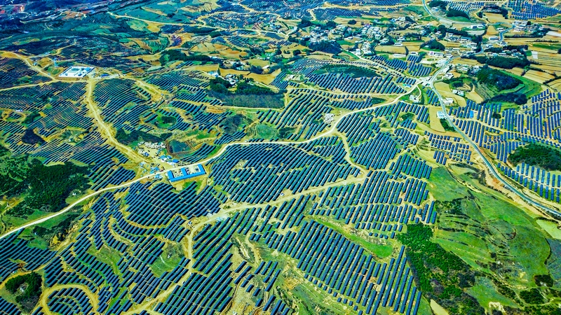 威寧百萬千瓦新能源基地二期光伏區——貴州金元威寧能源龍場電站。劉大珩攝