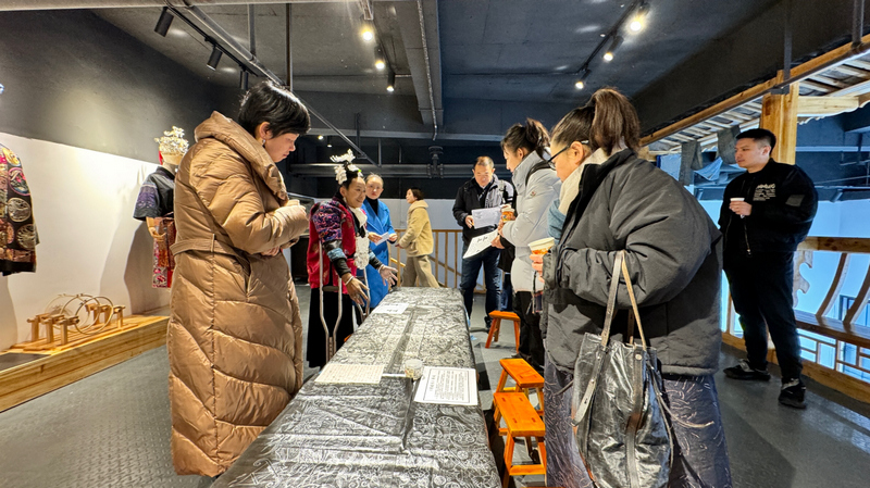 調研組欣賞苗族服飾紋樣。