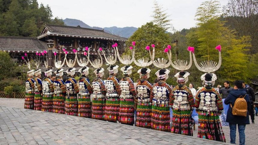 行走在苗寨的蜿蜒小徑，體驗蠟染刺繡、品嘗苗家酸湯、穿上苗族盛裝打卡。姚晶權攝