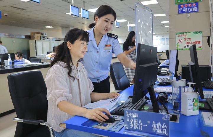 在辦稅服務廳設置多報合一體驗臺由專人輔導，提高納稅人辦理質效。皮婷攝