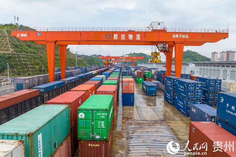 來往貴陽的貨物集裝箱。人民網記者 涂敏攝