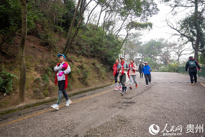 市民參與貴陽貴安第53屆全民健身登高迎新跑。人民網記者 涂敏攝