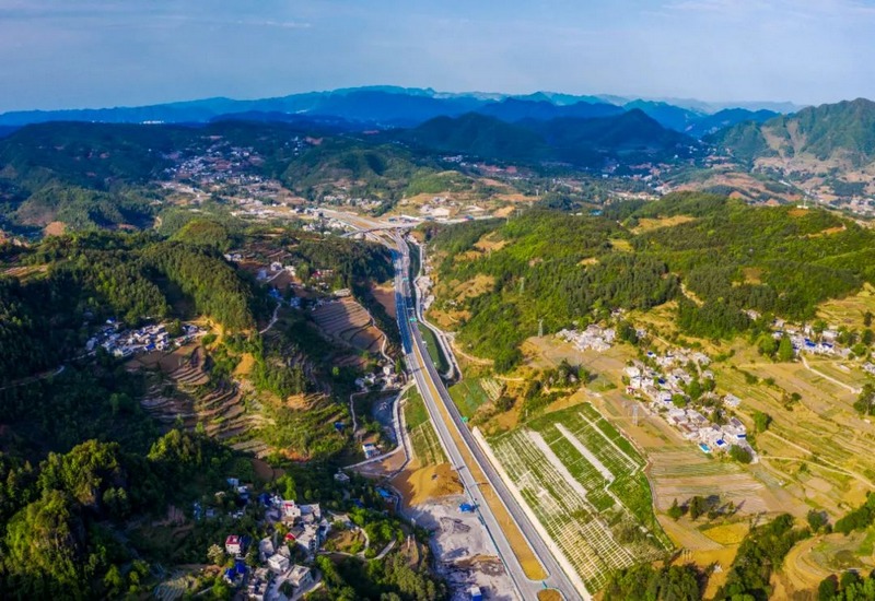 穿越哲莊鎮還山村而過的鎮赫高速 李學友攝.jpg