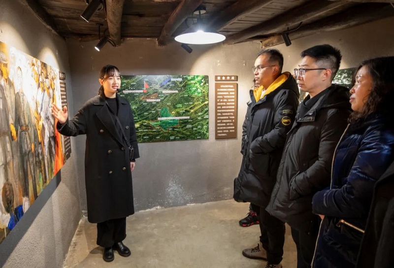 游客在赫章縣哲莊鎮還山村聽取紅色文化介紹 李學友攝.jpg