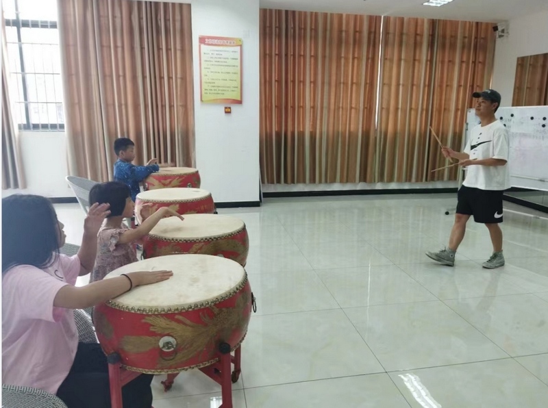 孩子們上樂器課。