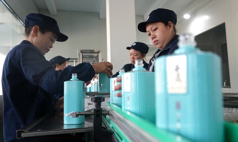 青酒生產線。鎮遠縣融媒體中心供圖