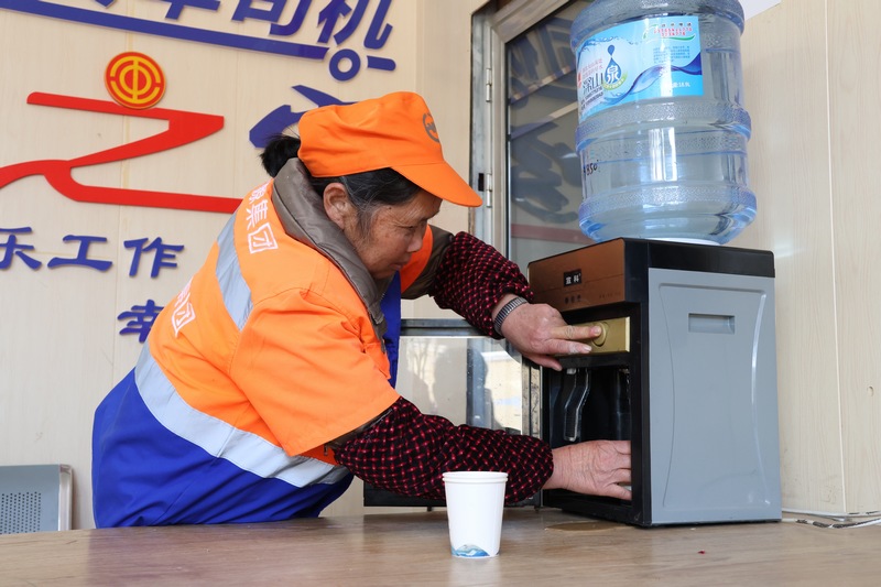 綜合服務站內工人接水喝。
