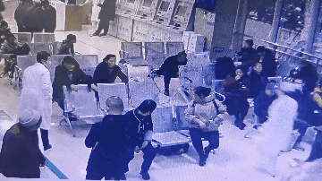 護士長周垚推開長椅。