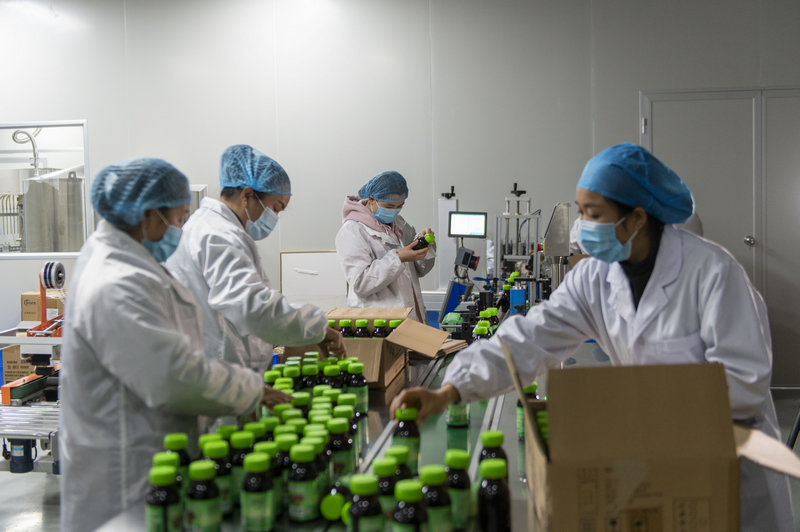 2024年1月4日，位于貴州省從江縣美娥工業園區的從江福臨瑤浴開發有限公司生產車間，工人正在對瑤浴濃縮液進行包裝。