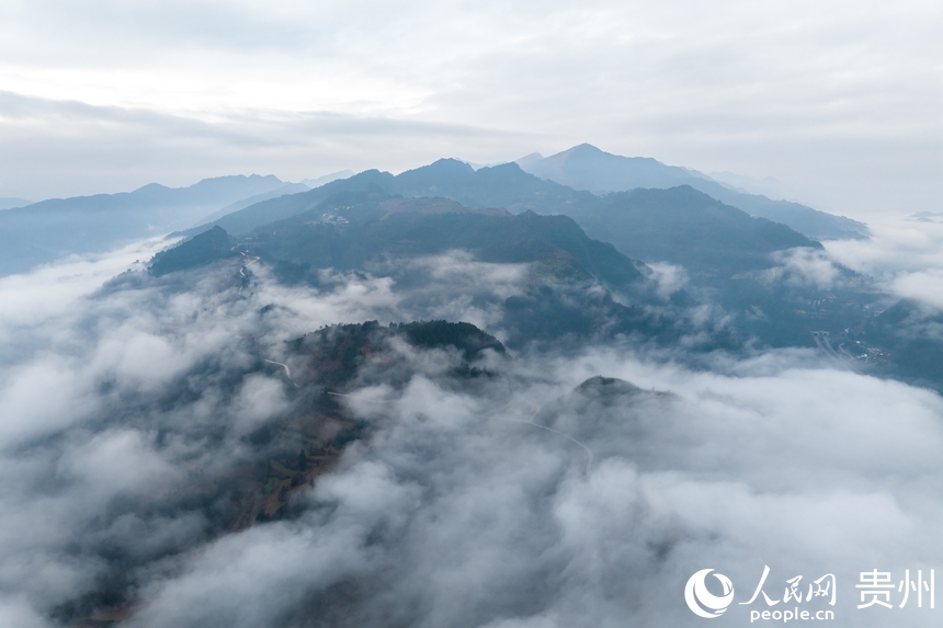 航拍云霧繚繞的石阡縣。人民網記者 涂敏攝