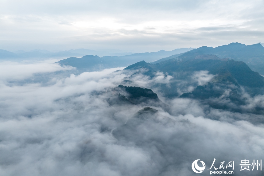 航拍云霧繚繞的石阡縣。人民網記者 涂敏攝