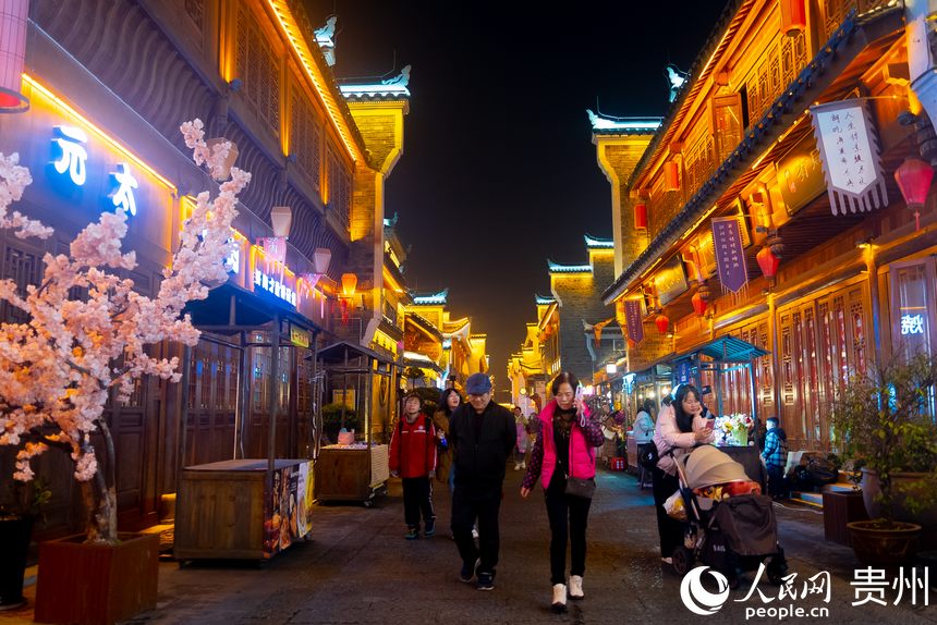 游客在古城內游覽。人民網記者 涂敏攝