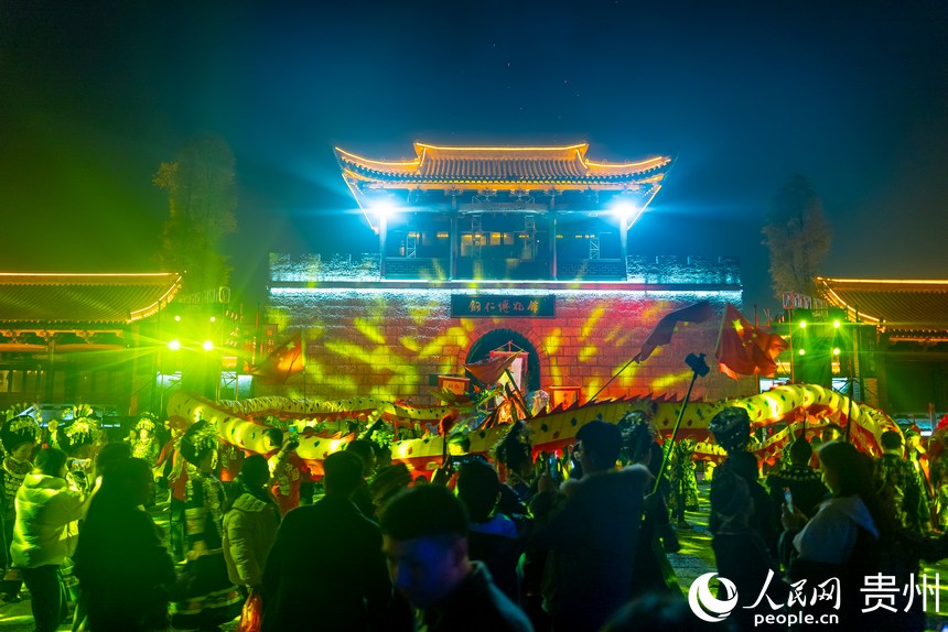 古城內的民俗表演。人民網記者 涂敏攝