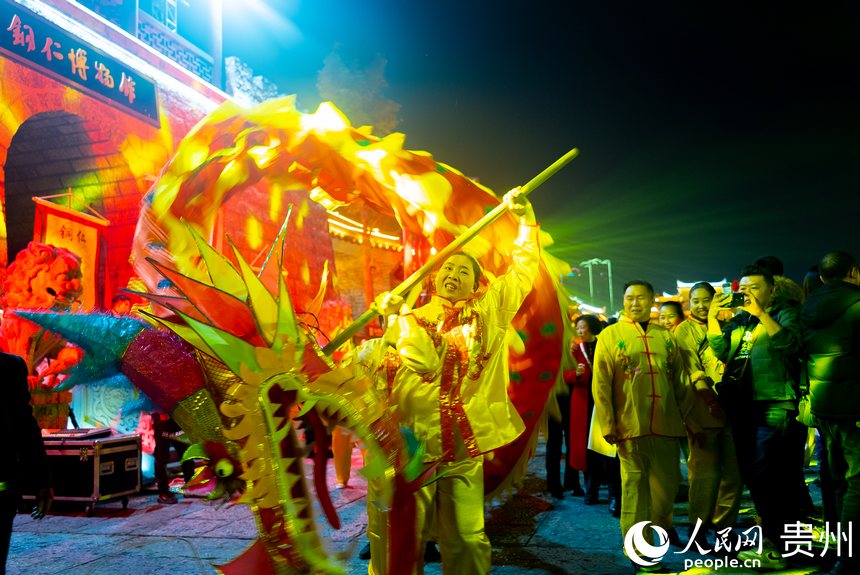 古城內的民俗表演。人民網記者 涂敏攝