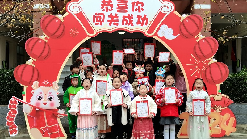 大家玩了闖關游戲后集體拍照留念 修文縣融媒體中心伍維玉 攝.jpg