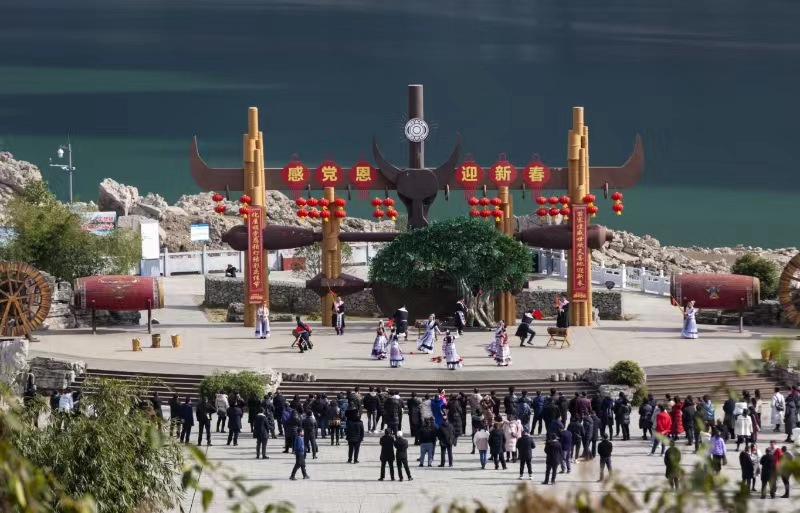 資料圖：貴州省黔西市新仁苗族鄉化屋村村民們正在表演苗族歌舞（史開心 攝）