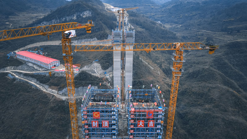 貴平高速南明河特大橋主墩順利封頂。廖迅攝