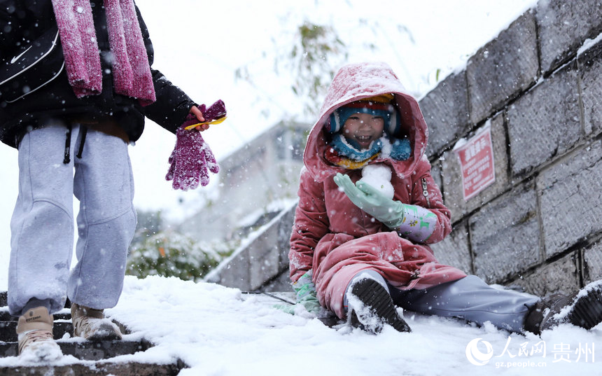 小朋友在滑雪。人民網 顧蘭云攝