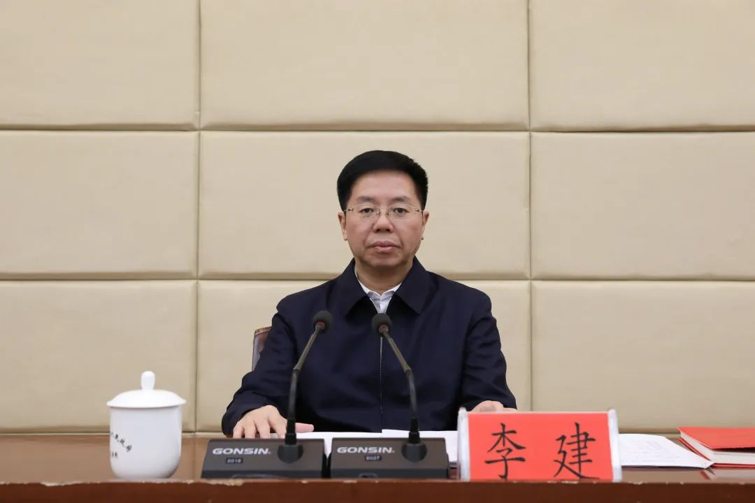 李建在會上發言。