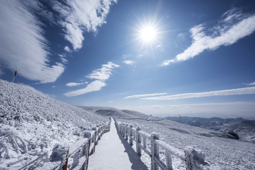 日前，一場大雪使赫章縣阿西里西景區銀裝素裹，宛如雪國里的童話世界。這是阿西里西大韭菜坪景區分外妖嬈的迷人雪景。李學友攝