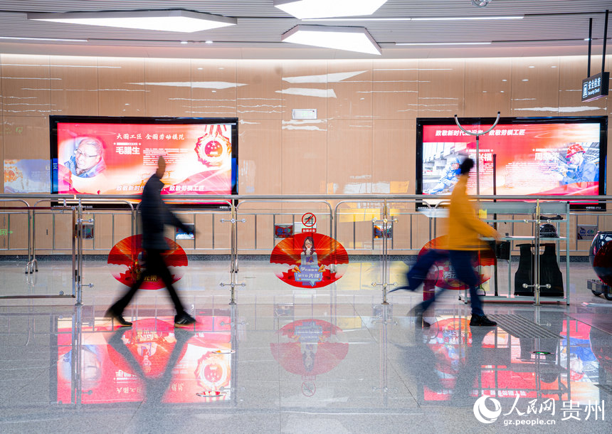 車站燈箱內展示著勞模工匠的感人事跡。人民網 陽茜攝