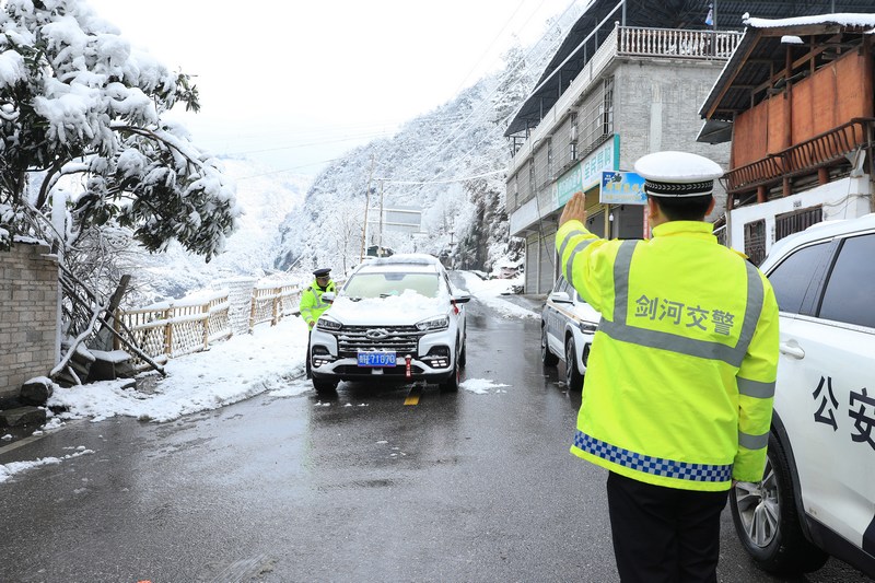 縣交通運輸綜合行政執法大隊職工在轄區主干道進站崗。彭郡攝