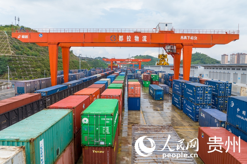 貴陽國際陸港內來往貴陽的貨物集裝箱。人民網 涂敏攝