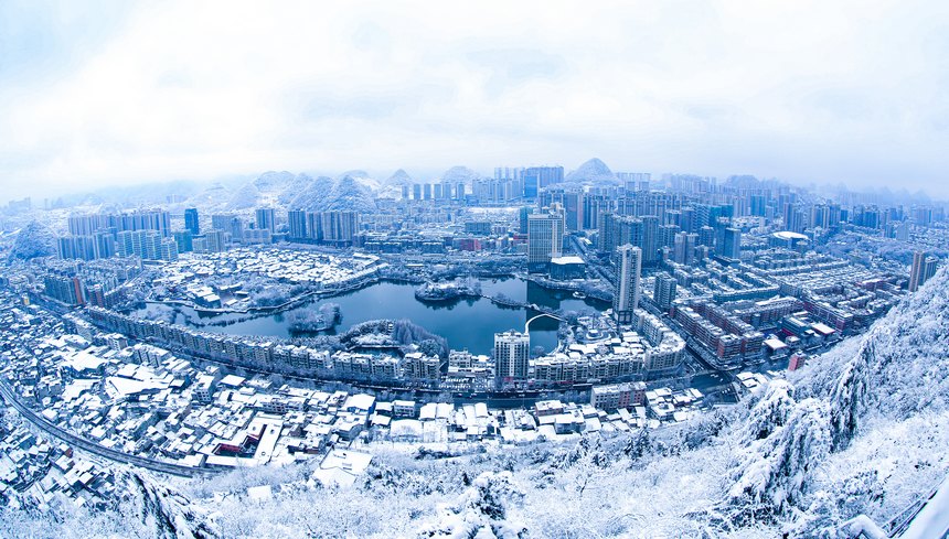俯瞰六盤水雪景。趙樺攝