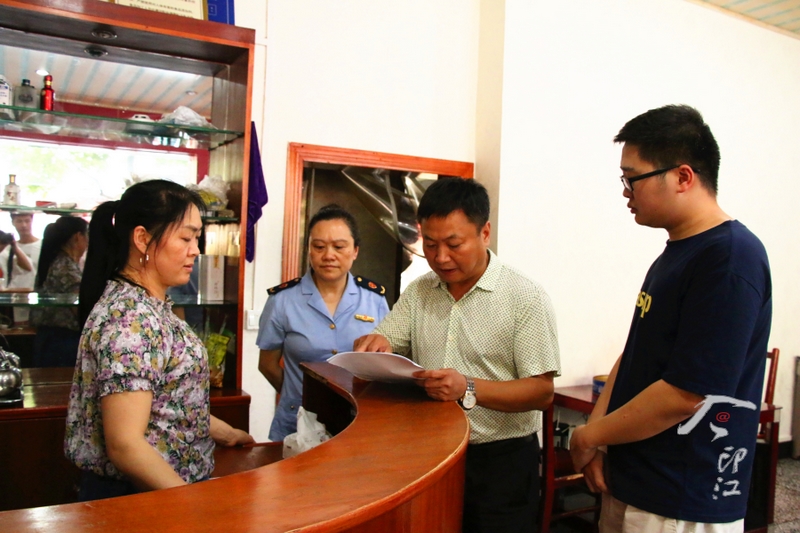 酒店及餐館簽訂不承辦違規酒席《承諾書》。