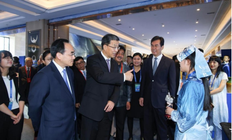 8月29日，教育部黨組書記、部長懷進鵬，省委書記、省人大常委會主任徐麟，省委副書記、省長李炳軍等參觀2023中國-東盟教育交流周產教融合助推貴州產業發展“走出去”“引進來”——校農、校工、校旅結合成果展。