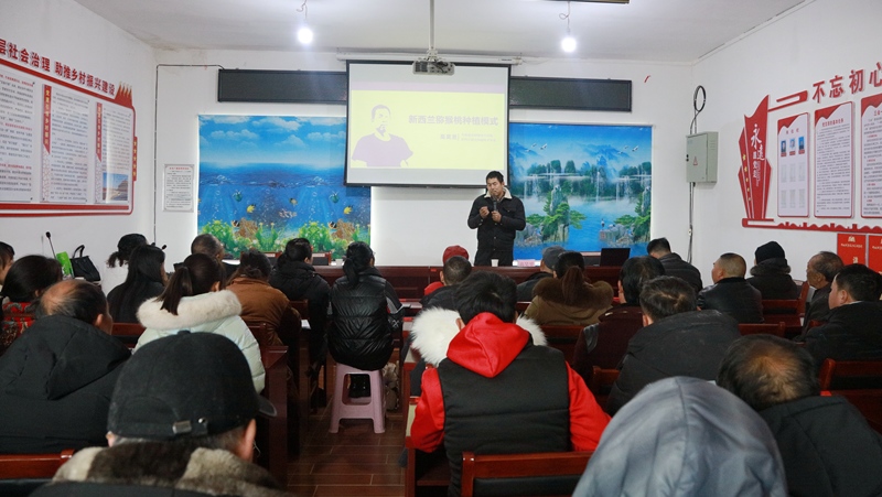 貴陽市果業協會攜手歸國專家在修文縣平灘村開展獼猴桃整形栽培技術培訓 修文縣融媒體中心陶群 攝.jpg