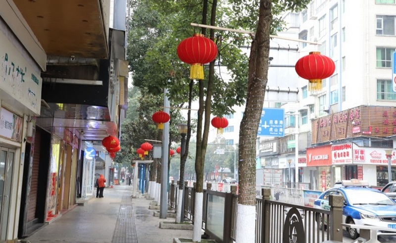 修文縣城內路邊 修文縣融媒體中心姜繼恒 攝.jpeg