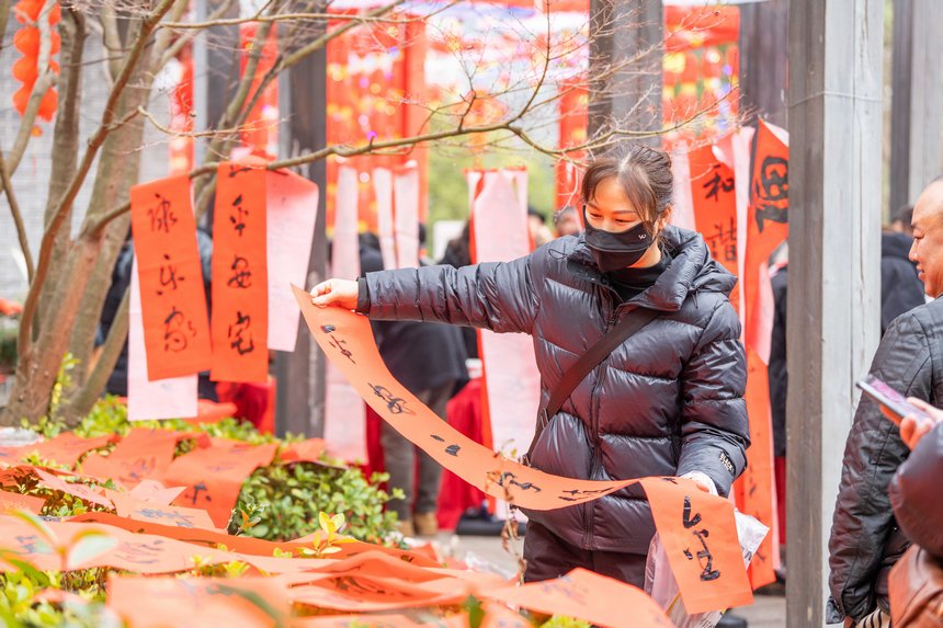 市民為迎新春精心挑選春聯。羅大富攝