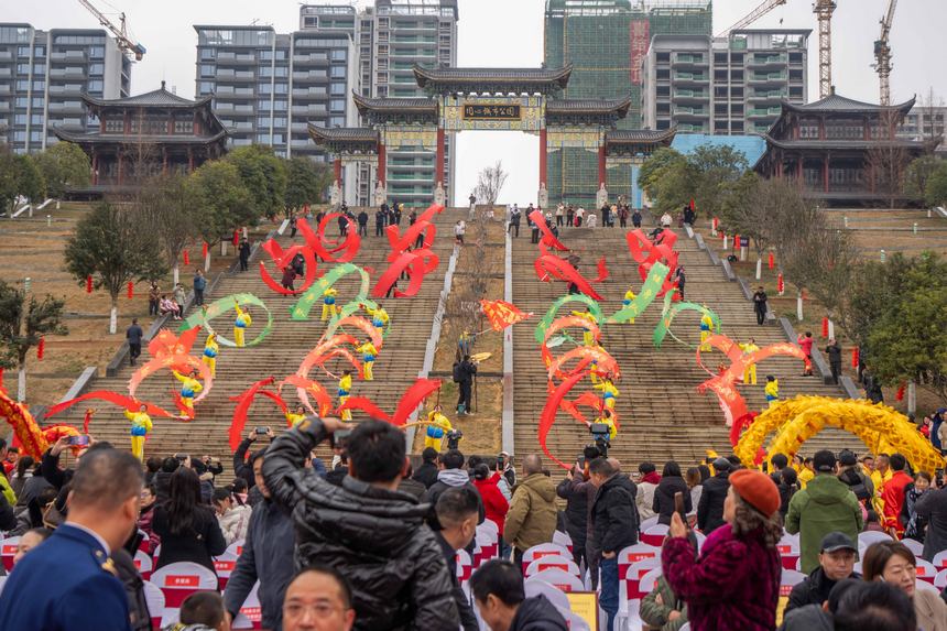 舞彩龍表演精彩紛呈。羅大富攝