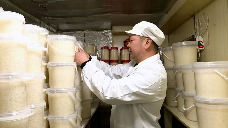 4 圖為把甜米酒放入庫房。.jpg