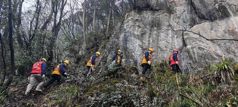“云上”青年突擊隊隊員正在進行搜山掃石。周朝中攝