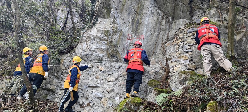 隊員正在對危石進行標記。周朝中攝
