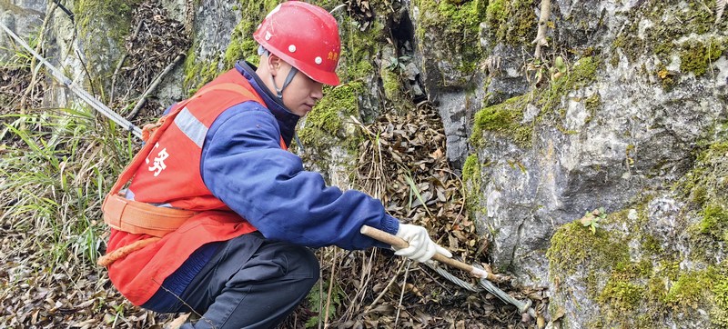 隊長王浩林正在對被動防護網基礎進行檢查。周朝中攝