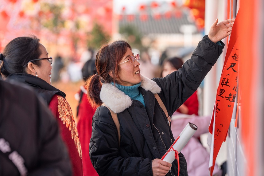 社區群眾在參加猜燈謎活動。羅大富攝