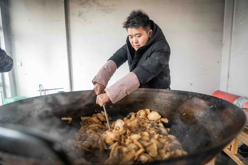 社區群眾在制作美食。羅大富攝