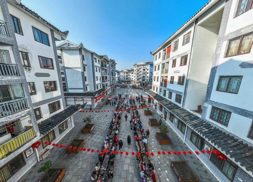 活動現場，社區群眾在共享長桌團圓飯。羅大富攝