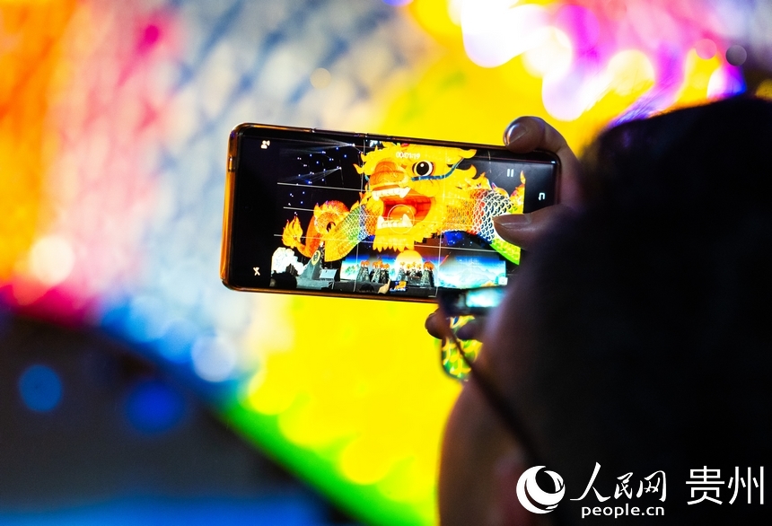 市民拍攝記錄燈會廟市現場。人民網 陽茜攝