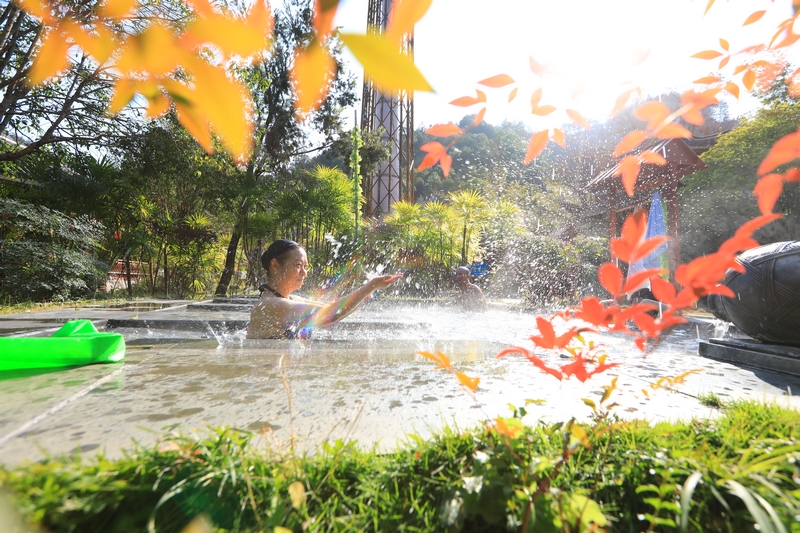 游客在劍河縣仰阿莎溫泉小鎮泡溫泉。吳昌連攝